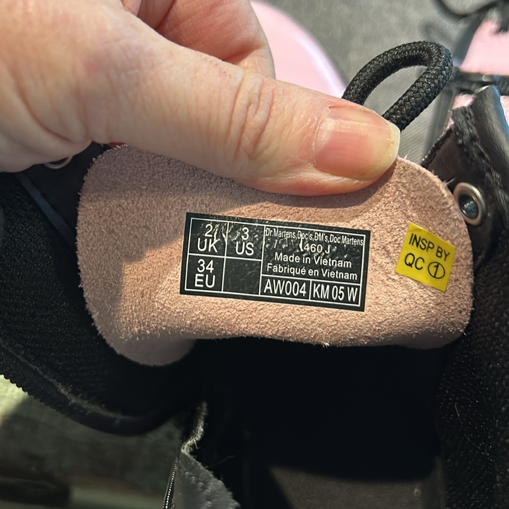 Dr. Martens YOUTH 1460 Pink PATENT LEATHER LACE UP BOOTS Size 3 - Picture 8 of 9